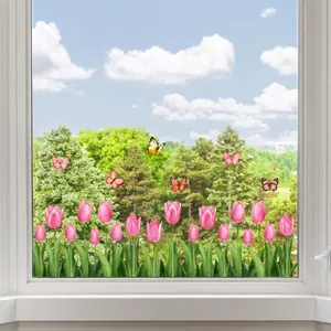 Détail de stickers de fenêtres tulipes roses et papillons sur verre avec vue jardin