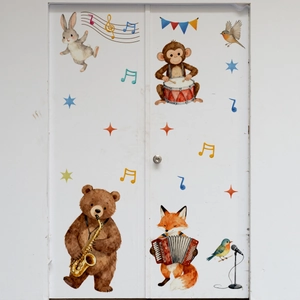 Détail de stickers muraux animaux musiciens aquarelle sur une porte pour chambre d'enfant