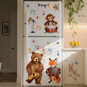 Stickers muraux animaux de la forêt à l'aquarelle sur la surface d'un réfrigérateur blanc
