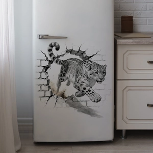 Sticker mural 3D léopard des neiges réaliste appliqué sur un réfrigérateur blanc
