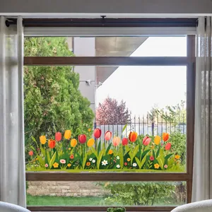 Détail du film statique pour fenêtre avec tulipes colorées et motif de plantes de jardin