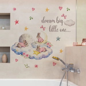 Détail d'un sticker mural lapin à l'aquarelle avec citation 'dream big little one'