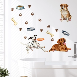 Détail de stickers muraux chiots aquarelle avec os et pattes sur un mur blanc de salle de bain