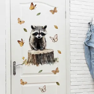 Kreative Waschbär und Schmetterling Wandaufkleber auf einer weißen Tür für Deko