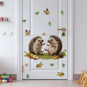Détails de hérissons de dessin animé et de pommes sur une porte blanche