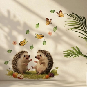 Détail de stickers muraux hérissons, papillons et fruits avec ombres d'arbres naturels