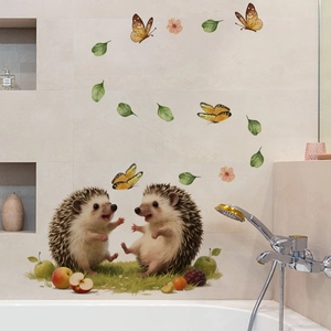 Détail de stickers muraux hérisson et papillon dans une salle de bain à l'aquarelle