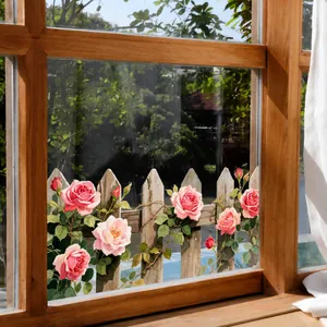 Détail du film statique de fenêtre avec roses roses et clôture en bois sur le verre