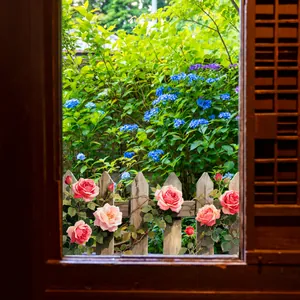 Détail de l'autocollant statique roses roses sur clôture bois avec vue jardin 3D