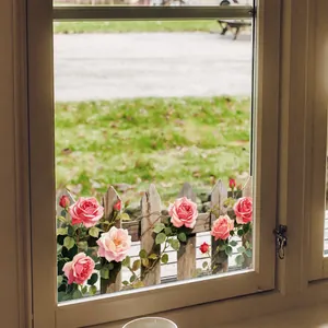 Détail d'autocollants pour fenêtres avec roses roses, clôture en bois et jardin aquarelle