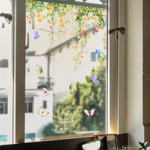 Détail du film statique pour fenêtre avec roses suspendues et papillons colorés