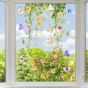 Détail de vignes de roses vibrantes et papillons colorés sur une vitre en verre
