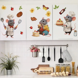 Détail de stickers muraux souris chef à l'aquarelle sur un meuble de cuisine blanc