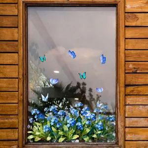 Détail de fleurs de myosotis bleues et de papillons statiques sur fond de bois sombre