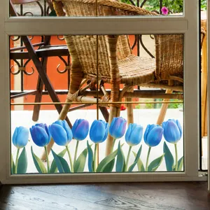 Détail des stickers de fenêtres tulipes bleues sur une porte en verre transparente