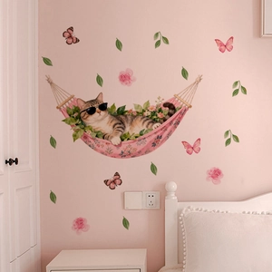 Détail d'un sticker chat dans un hamac rose avec des fleurs et des papillons colorés