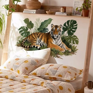 Sticker mural tigre détaillé sur un mur de fond de chambre à coucher minimaliste