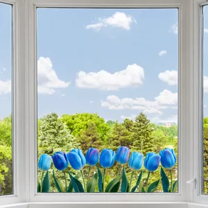 Détail du film statique pour fenêtre montrant des tulipes bleues et feuilles vertes