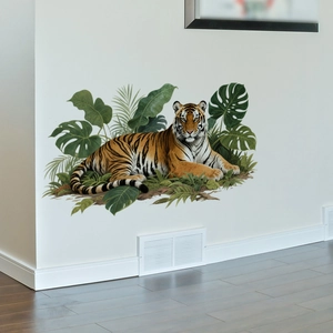 Sticker mural tigre détaillé avec feuilles tropicales pour décor de salon moderne