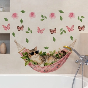 Détail de sticker mural montrant un chat en hamac floral avec papillons et roses