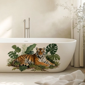 Vue détaillée d'un autocollant de tigre et feuilles tropicales sur une baignoire moderne