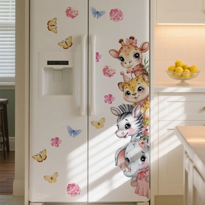 Détail de stickers d'animaux et fleurs aquarelle mignons sur un réfrigérateur blanc