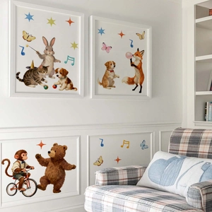 Vue détaillée de stickers muraux animaux mignons sur un mur blanc de chambre d'enfant