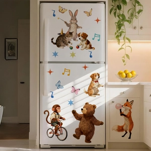 Stickers muraux animaux mignons avec singes et renards appliqués sur un frigo de cuisine