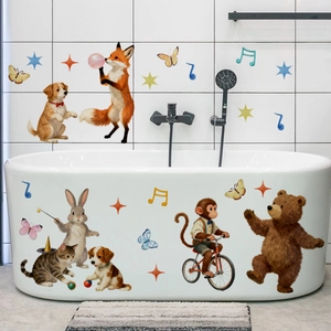Détail de stickers muraux animaux aquarelle sur les carreaux blancs de la salle de bain