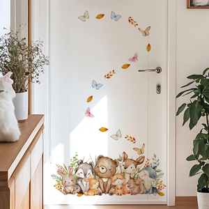 Détail de stickers muraux animaux de la forêt avec ours et cerf sur porte blanche