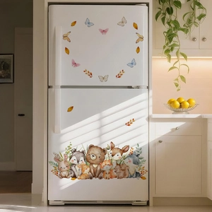 Détail de stickers muraux animaux de la forêt avec motifs de feuilles sur frigo blanc