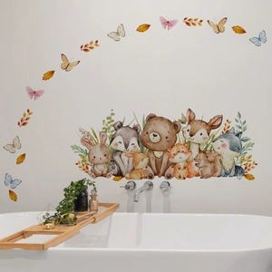 Vue détaillée de stickers muraux animaux de la forêt aquarelle dans une salle de bain
