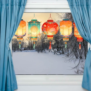 Vista dettagliata di lanterne rosse cinesi tradizionali con nappe di seta e motivi decorativi