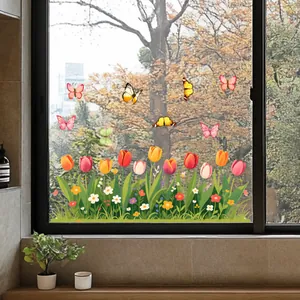 Vue détaillée d'autocollants statiques fleurs et papillons sur une porte vitrée