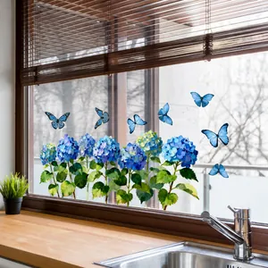 Détail de stickers électrostatiques hortensias bleus et papillons sur vitre lumineuse
