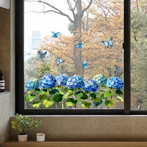 Détail de stickers fenêtre hortensias bleus et papillons sur verre avec vue extérieure