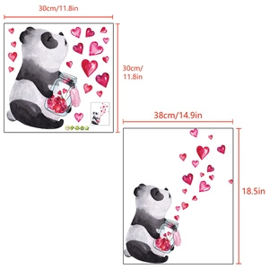 Dettaglio di adesivi murali panda ad acquerello con cuori rossi e dimensioni