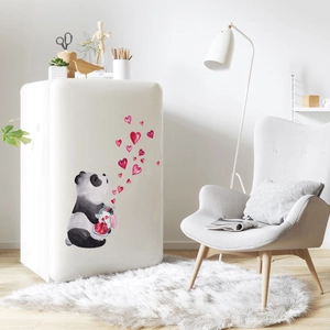Adesivo murale panda acquerello con cuori rossi su frigorifero bianco decorativo