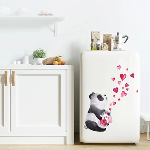 Dettaglio dell'adesivo murale panda ad acquerello con cuori rossi su un frigorifero