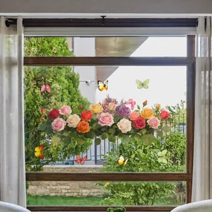 Détail de stickers de fenêtre aux motifs de fleurs et papillons sur vitre pour la maison