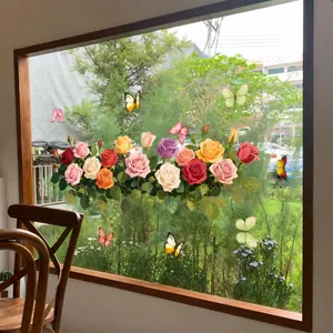Détail de stickers électrostatiques roses colorées et papillons pour vitre décorative