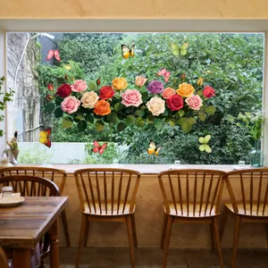 Vue détaillée des autocollants statiques roses et papillons sur verre lumineux