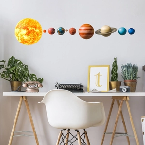 Pegatinas de pared detalladas del sistema solar en una pared blanca de estudio mínima