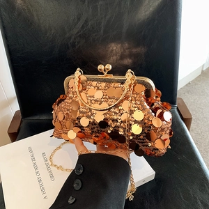 Sac de soirée élégant à paillettes dorées avec bandoulière chaîne et fermoir métal