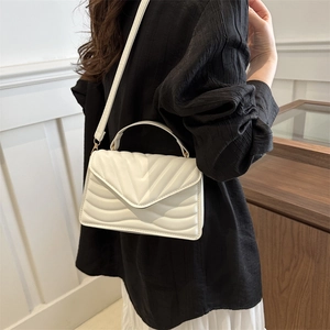 Minimalistische witte gewatteerde crossbodytas met verstelbare riem en handvat