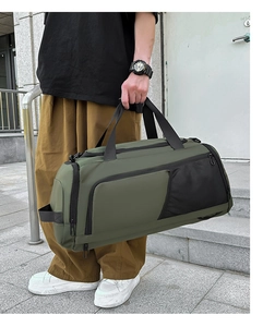 Détail du sac de sport vert olive imperméable avec texture nylon et poche filet latérale