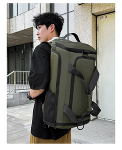 Détail du sac de voyage vert armée montrant la poignée renforcée et le tissu résistant