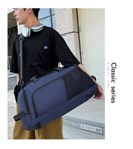 Détail du sac de sport bleu mat imperméable avec poche en filet et double fermeture éclair