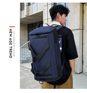 Détail du sac à dos en nylon imperméable montrant la poignée latérale et les poches zippées