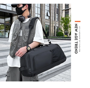 Vue latérale du grand sac de sport noir imperméable avec bandoulière sur marches en pierre